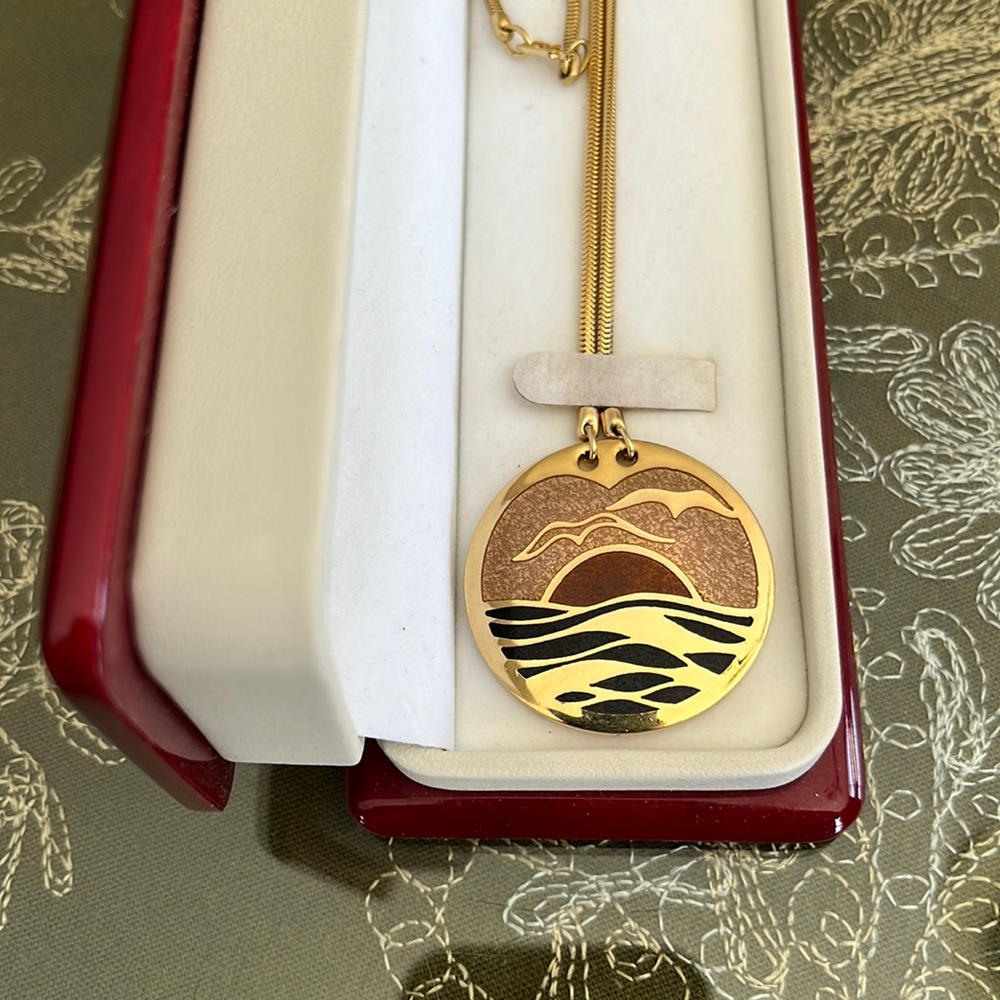 ❤️ De Passille-Sylvestre art enamel pendant, 16 inch chain, vintage, like new